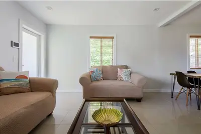 Image de Cozy 2/1 Home, wraparound yard, free parking, gazebo!