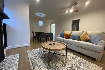 Image de Chic 2bdrm - 5 min walk to Metro