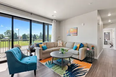 Image de Malibu of the Midwest Condo steps from the Lake