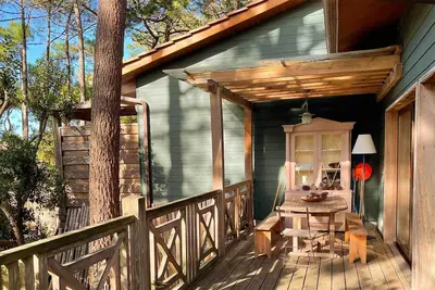 Image de Villa logée dans la pinède dans le cordon dunaire