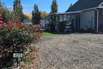 Image de Studio with so much to offer! Small family and pet friendly.