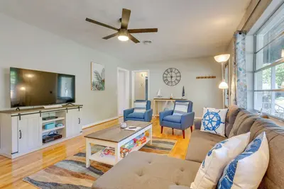 Image de Stylish Pensacola Retreat w/ Patio & Grill!