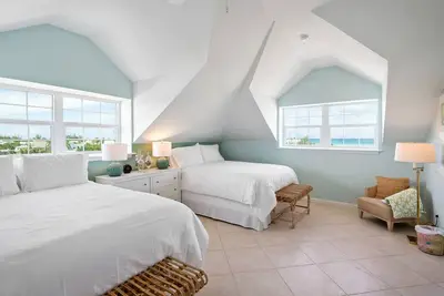 Image de Stylish Penthouse with Ocean Views and Beach Access
