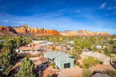 Image de 35 and 45 Grasshopper Lane combo listing · Large retreat, red rock views, spas, six king beds