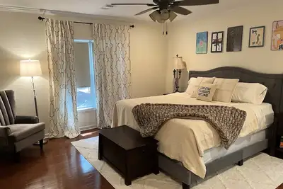 Image de 4br/3ba home, close to square, <2m from stadium