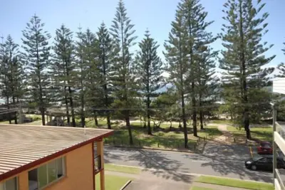 Image de Renovated beachside 2-bedroom apartment