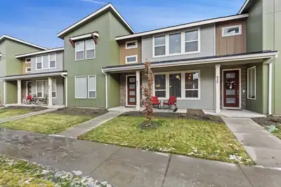 Image de *New* Home ~ King Bed~ 4 TVs ~ WorkFromHome