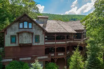 Image de Adirondack - Luxury Pet Friendly 7500+ Square Foot Boone Home with Views, Fireplace, & Game Room!