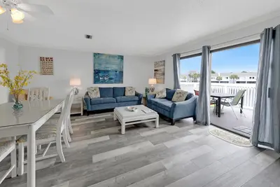 Image de Southbay by the Gulf 60: Lakefront Deck + Pools + Beach Access