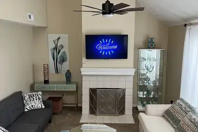 Image de Great Contemporary 4 Bedroom House with a Fenced Yard. Your Home Away From Home