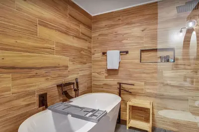 Image de Harpers Ferry Luxury, Spa Bathroom, Movie Room, high-end design and furnishings