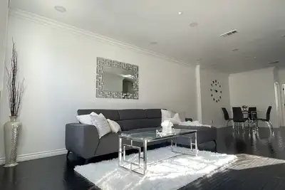 Image de Near by Disney, Knotts Berry Farm, Spacious & Modern 3 story Condo