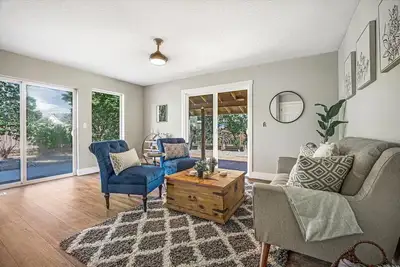 Image de Book now for fall 2025 specials! Fire-pit, garage games, wine country relaxing