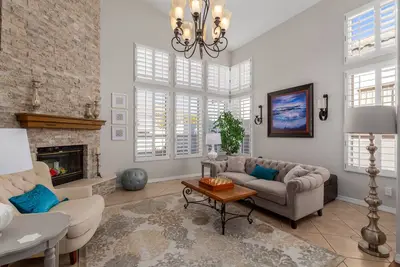 Image de Gorgeous home - Sunset views! 1 King, 3 Queens. Close to 202 for easy access.