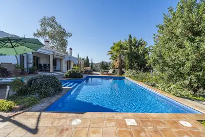 Image de Villa \"Serenidad\" avec vue sur les montagnes, piscine, Wi-Fi et climatisation.