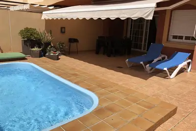 Image de Spacious modern apartment with large terrace and private pool, long & short lets