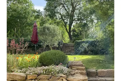 Image de ancienne cave viticole rénovée en pleine nature avec sa dépendance