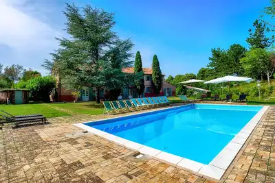 Image de Grande maison de campagne avec piscine et court de tennis privés, 12 hectares