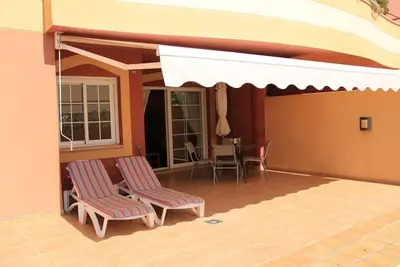 Image de Spacious modern apartment with large terrace and private pool, long & short lets