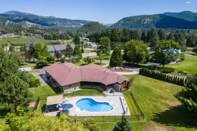 Ski Hill Getaway - Entertaining Year-Round