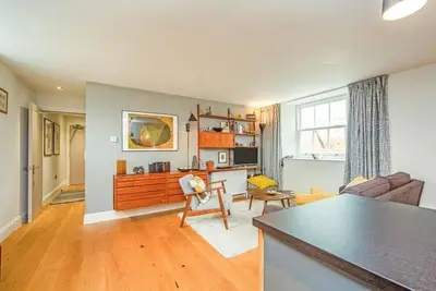 Image de Stylish two bed flat, city centre, free parking