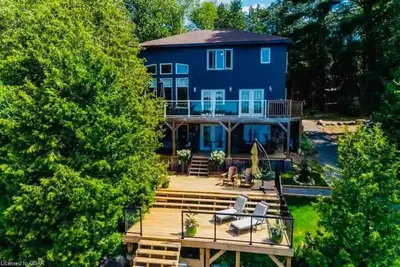 Image de Luxury Kawartha/Haliburton Cottage - 5 bdrms hot tub right on the lake sleeps 12