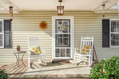 Image de Cozy Hometown Getaway!