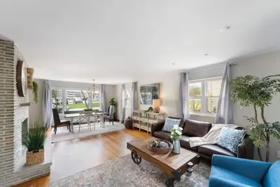 Image de Light & Bright  4 Bed  Hot Tub  Patio  Private Parking and Yard Near Osu