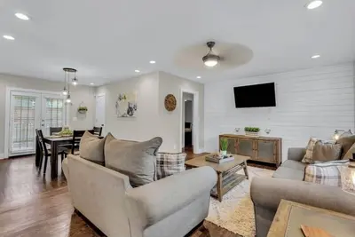 Image de Stylish Bungalow by Perkerson Park & near downtown with deck, office, Ac & W/D.