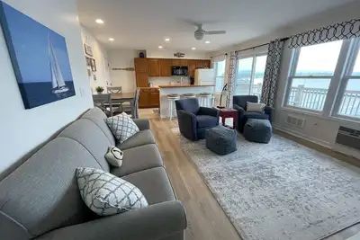 Image de New - Beautiful Condo on Portage Lake and Steps from Lake Michigan