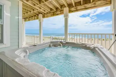 Image de Premier Oceanfront Home w/ Pool, Elevator, Hot Tub, Theater Room