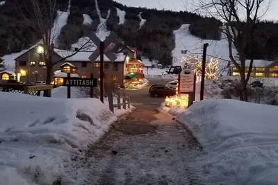 Image de Attitash - 2 units combined, walk to ski mountain, 1st flr- walkout deck to yard