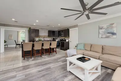 Spacious Kitchen, Living, & Sunroom w/King Bed