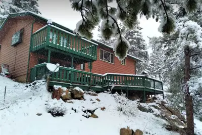 Image de Cozy 4-Bedroom Cabin w/ Hot Tub + King Master Bed