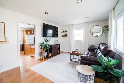 Image de Exclusive Spread | 3 Miles to Downtown | Sleeps 5