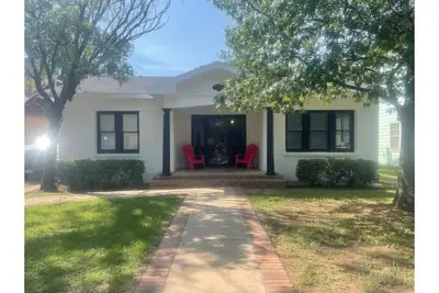 Image de 1 block from Ttu - fully remodeled 3/2