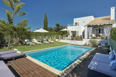 Image de Delightful, modern villa in a quite and peaceful area. Private heated pool (opt)