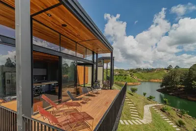 Image de Spectacular Guatape Lake House! Perfect to escape and relax.