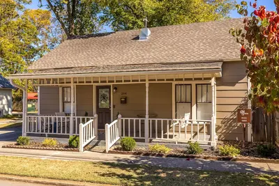 Image de Downtown 4 Bed/2 Bath Cottage in Old Town Historic District