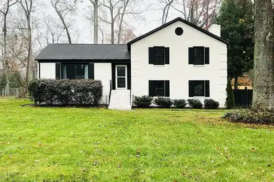 Image de Centrally located Charlotte home w/hot tub.