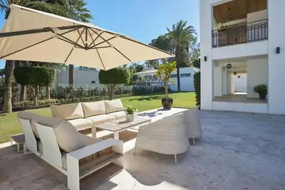 Image de 5 Bedroom Modern Front-line golf villa