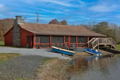 Image de Serene cabin on 6 acre pond in rural Upper Bucks