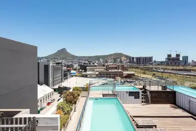 Image de Chic Apartment - Rooftop Pool, Gym, Private Balcony