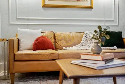 Image de Walk to Cherry St, Utica Sq, pets & hot tub!