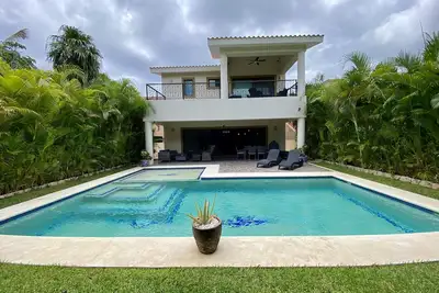 Image de Private luxury 4 bedroom villa with pool - walking distance to beach and marina!