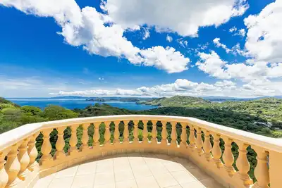 Image de Bella Vista – Casa Q • 2 Br Penthouse Retreat • Rooftop Terrace & Ocean Views • 5 Guests