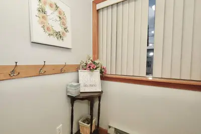 Image de Entire House w/parking mins to Historical Boston