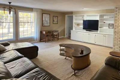 Image de Relax with the whole family at this peaceful stay on the Broad River.