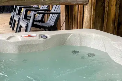 Image de Cozy Rustic Cabin with Pond Views, Lake Access, Hot Tub and Dog-Friendly!