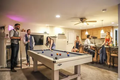 Image de Essence of Opulence: 20 Guests, 4000sqft! Pickleball, Poker, Fire Pit, Ping Pong